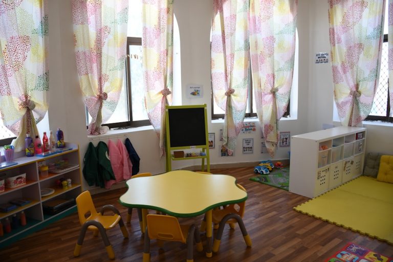 Jak wybrać meble do pokoju dziecka, które będą funkcjonalne i bezpieczne?