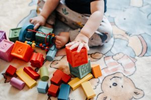 Mata dla dzieci – jak stworzyć bezpieczną przestrzeń do zabawy i rozwoju?