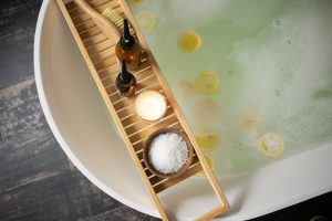 Domowe SPA – jak zadbać o siebie bez wychodzenia z domu?